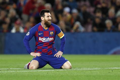 lionel messi tells barcelona he wants to leave the club