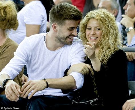 shakira kisses husband gerard piqué at fc barcelona match with sons daily mail online