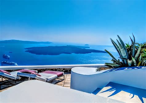 Santorini 48 Hour Guide To Stunning Hotels Food And Secret Beaches