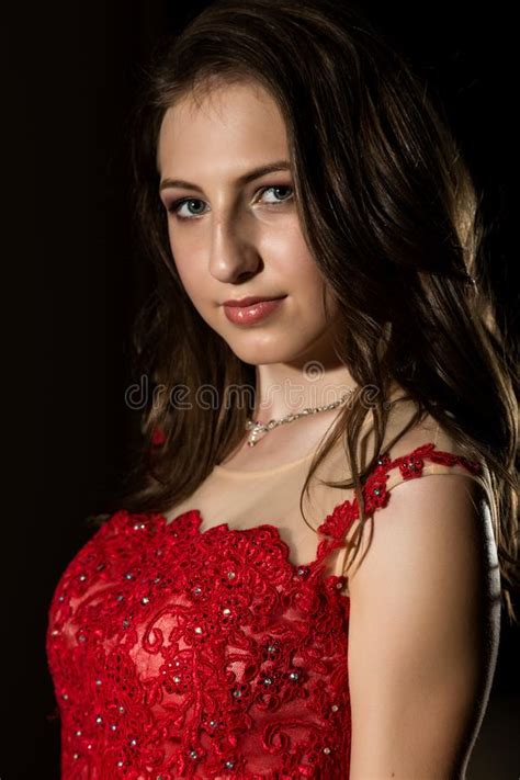 Belle Jeune Femme Sensuelle Posant Dans La Robe Rouge Dans La Chambre