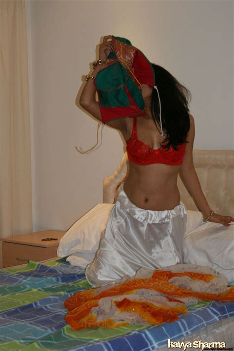kavya in banarsi sari doing a strip show for her fans at indian paradise