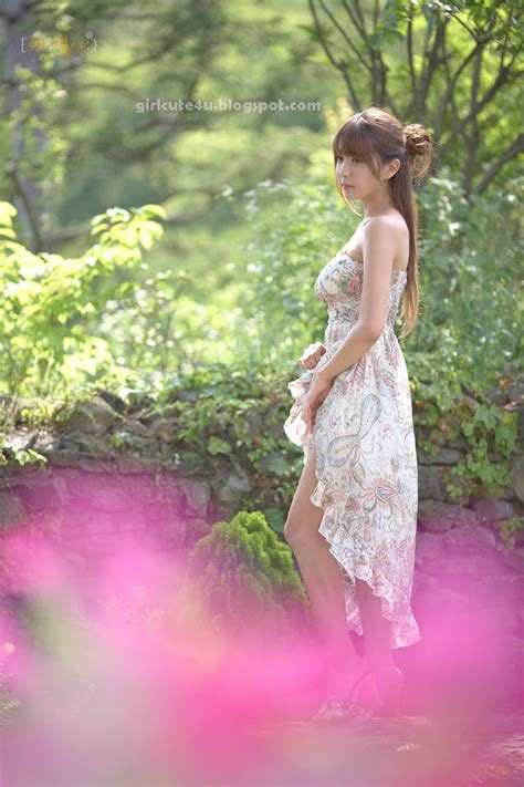 Heo Yun Mi Outdoors In A Strapless Dress ~ Cute Girl