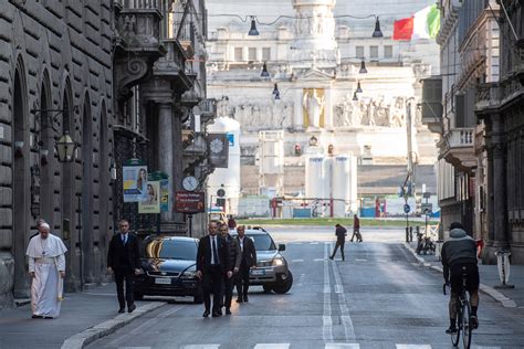 papa   aventurat pe strazile pustii ale romei ziarul national