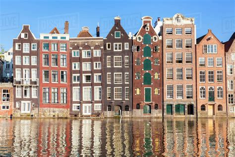 dutch gables   row  typical amsterdam houses  reflections damrak canal amsterdam
