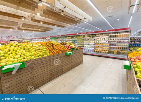 fruit en plantaardige afdeling met talrijke verscheidenheden redactionele stock foto image