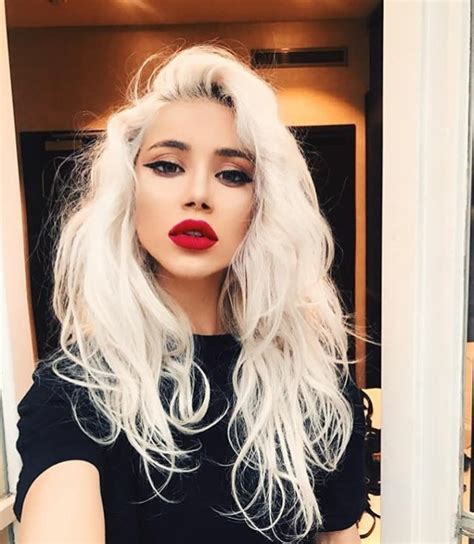 Questo significa che non verrà applicato il decolorante direttamente su ogni capello grigio, ma che schiarendo le ciocche vicine i capelli bianchi saranno . Rossetti che non valorizzano i capelli bianchi: le nuance top e da evitare