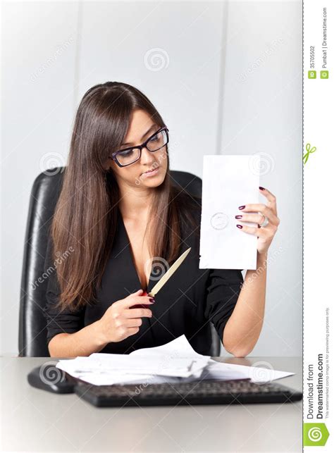 portrait dune belle secretaire executive de femme au travail tandis  photo stock image du