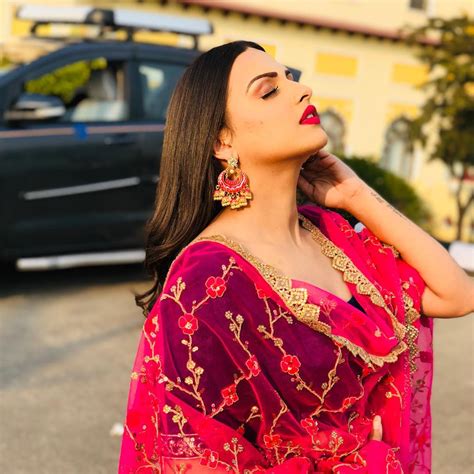 beautiful himanshi khurana latest hd images pics wallpapers aboutfeed latest trending news