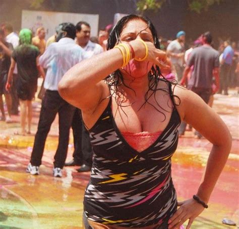 showbiz news india 2011 holi reveiws hottest