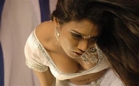 desi aunty or bhabhi exposing her hot cleavage all