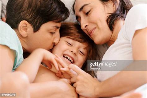 Lesbian Girls Kissing Mom Photos Et Images De Collection Getty Images
