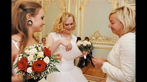 Lesbian Couple Pulls Off First Gay Marriage In Russia Youtube
