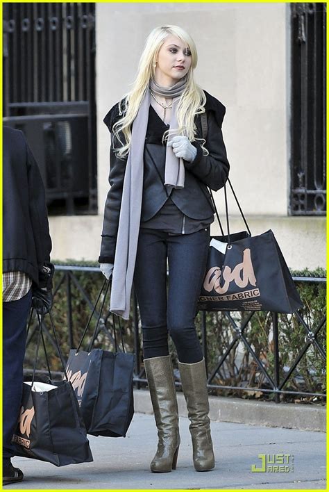 taylor momsen is in the mood for gossip girl photo 2410219 taylor