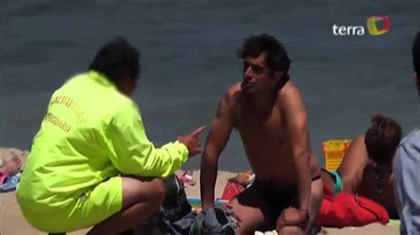 Hombre Con Traje De Baño Revelador En La Playa Youtube