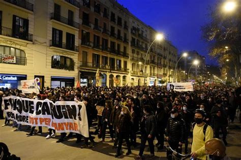 barcelona riots violence erupts  protesters clash  police  arrest rally world news