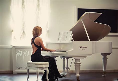 Female Pianist 7654