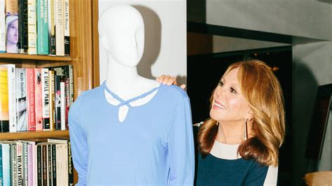 fashion from marlo thomas ‘that girl shifts to ‘that woman the new