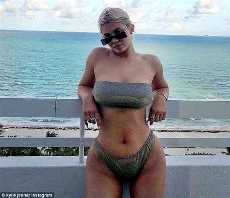 Kylie Jenner Flaunts Curvy Bod While Vacationing With Daughter Photos