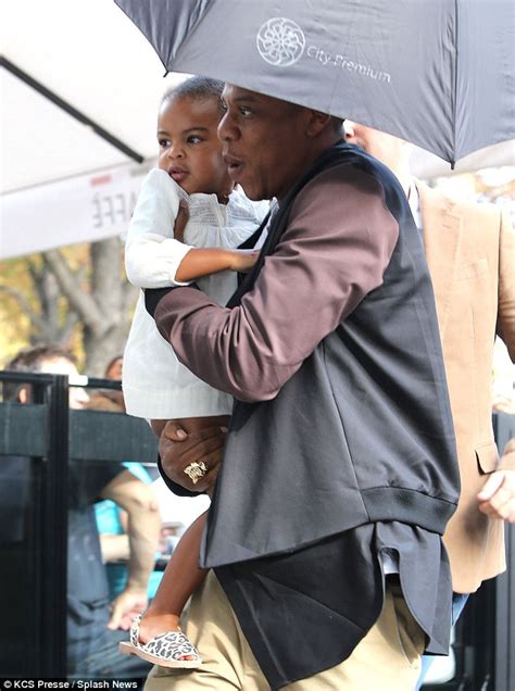beyonce debuts hair extensions with jay z and blue ivy in paris daily mail online