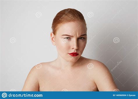modelo femenino del pelirrojo joven con el maquillaje desnudo ligero
