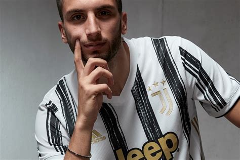 officially official juventus unveil   home kit  stripes