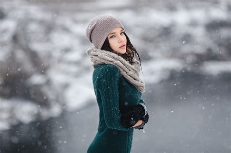 wallpaper women outdoors model portrait looking at viewer hat snow winter gloves