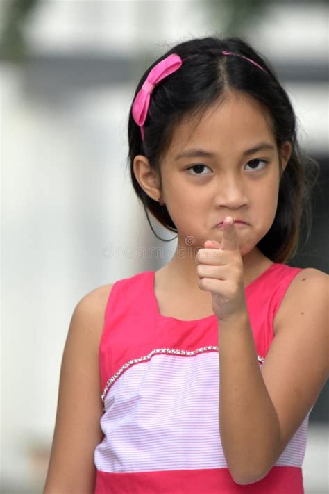ernstig filipina teen girl stock foto image of emotioneel 140795530