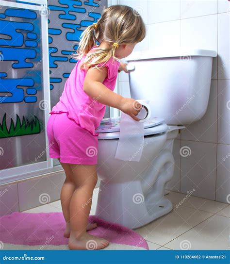 Het Meisje Het Kind Bevindt Zich Bij Het Toilet Met Toiletpapier In