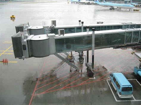 airports    wing jet bridges