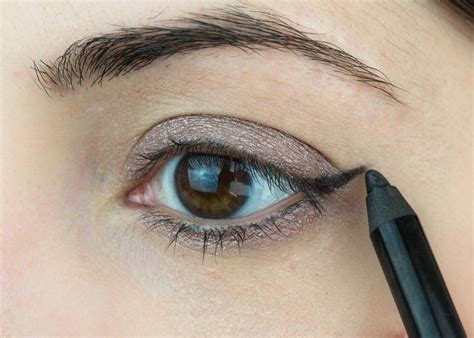 create  simple cat eye   pencil eyeliner jessoshii