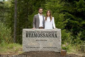 prince carl philip and princess sofia of sweden all smiles on first royal tour daily mail online