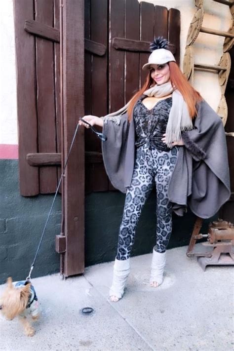 Busty Phoebe Price Enjoys A Day In Beverly Hills 18 Photos