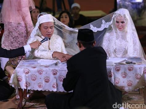 anggunnya gaun pengantin hijab angel lelga saat akad nikah