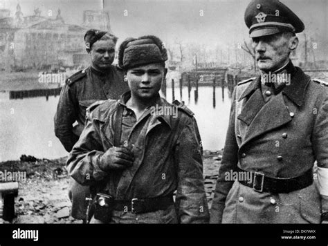 sowjetische soldaten nehmen ein general der deutschen wehrmacht als