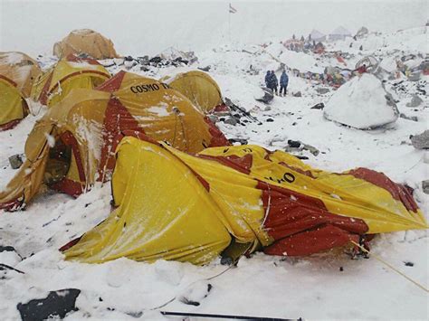 mount everest casualties reach 17 with unknown number