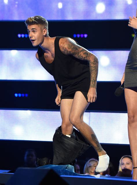 Justin Bieber Undresses Onstage At Fashion Rocks Goes After Title The