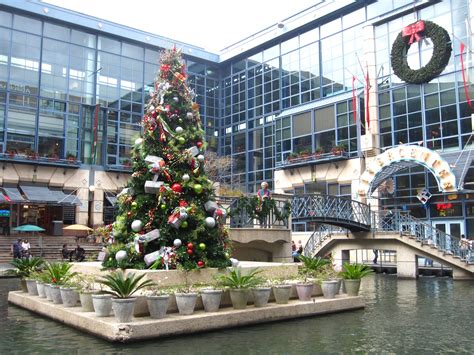 san antonios river center mall   decked    holidays
