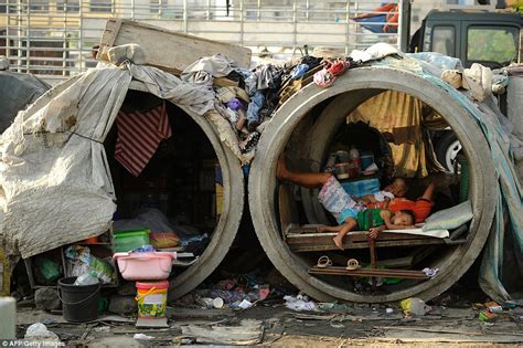 pictures show families forced to live in pipes in manila s sprawling