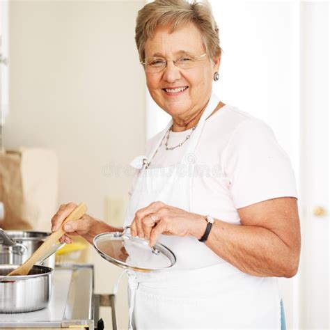 gelukkige grootmoeder die jong geitje behandelen met zoet gebakje stock afbeelding image