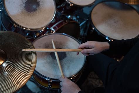 de muziek van de mensenopname op drumstel  studio gratis foto