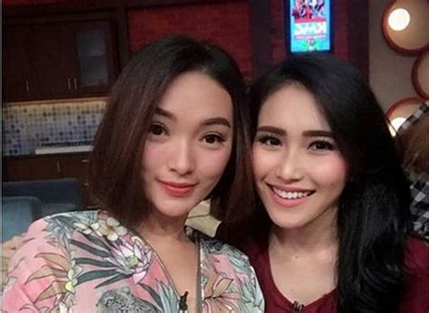 ayu ting ting selfie bareng zaskia gotik netizen baper kangen julia perez okezone celebrity