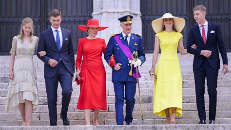 la famille royale aux couleurs du drapeau belge au te deum de la fete nationale  albert ii