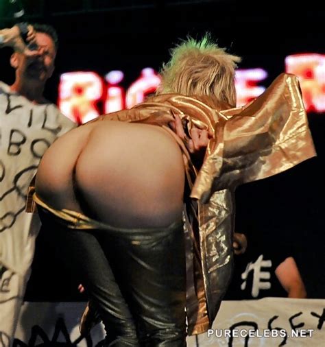 yolandi visser shows off her pussy and ass on a stage