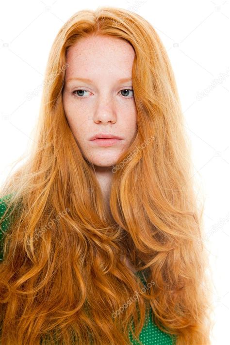 ładna dziewczyna z długie rude włosy noszenie zielonej