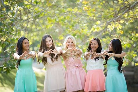 13 Cute Pictures To Take With Your Sorority Sisters Photoshoot Pics