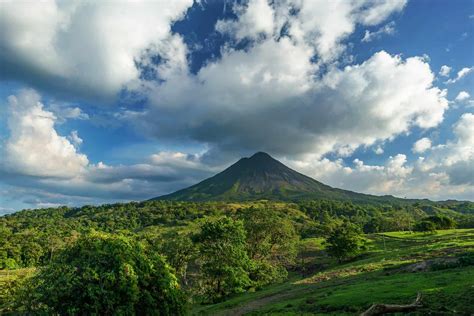 why is costa rica s arenal volcano famous a brief history