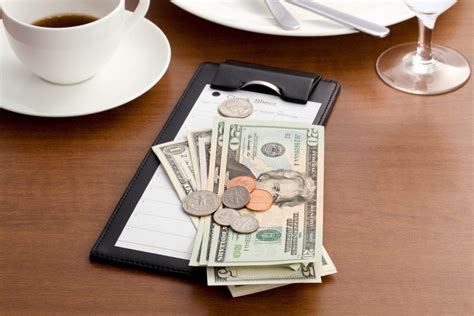 tipping guide   tip   amount readers digest