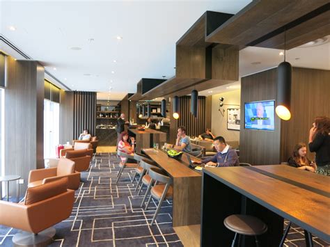 earn points    visits  airport lounges view   wing