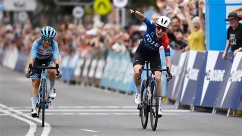 nederlandse renster adegeest boekt  australie eerste worldtour zege wielrennen nunl