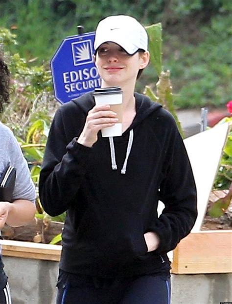 Anne Hathaway Bare Faced Actress Goes Incognito On A Coffee Run Photo